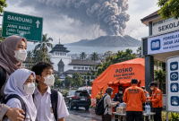 Ilustrasi kesiapsiagaan masyarakat menghadapi sebaran abu vulkanik Gunung Anak Krakatau di Jawa Barat. (AI generated)