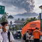 Ilustrasi kesiapsiagaan masyarakat menghadapi sebaran abu vulkanik Gunung Anak Krakatau di Jawa Barat. (AI generated)