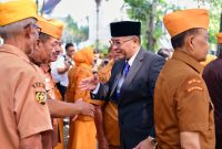 Wagub Jawa Barat Erwan Setiawan bersama peserta upacara Hari Veteran Nasional 2026 di Gedung Sate, Bandung. (Foto: Humas Jabar)
