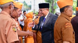 Wagub Jawa Barat Erwan Setiawan bersama peserta upacara Hari Veteran Nasional 2026 di Gedung Sate, Bandung. (Foto: Humas Jabar)