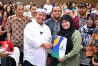 Sekda Jawa Barat bersama pelaku UMKM dalam kegiatan pendampingan sertifikasi halal di Kota Bandung. (Foto: Humas Jabar)
