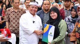 Sekda Jawa Barat bersama pelaku UMKM dalam kegiatan pendampingan sertifikasi halal di Kota Bandung. (Foto: Humas Jabar)