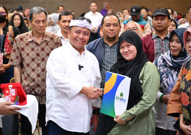 Sekda Jawa Barat bersama pelaku UMKM dalam kegiatan pendampingan sertifikasi halal di Kota Bandung. (Foto: Humas Jabar)