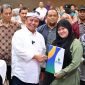 Sekda Jawa Barat bersama pelaku UMKM dalam kegiatan pendampingan sertifikasi halal di Kota Bandung. (Foto: Humas Jabar)