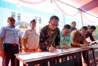 Penandatanganan kerja sama 32 SMK Negeri Jabar dengan 64 perusahaan di SMKN 1 Setu. (Foto: Humas Jabar)