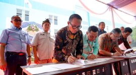 Penandatanganan kerja sama 32 SMK Negeri Jabar dengan 64 perusahaan di SMKN 1 Setu. (Foto: Humas Jabar)