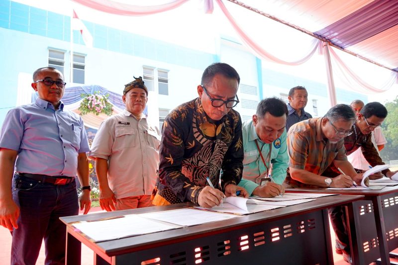 Penandatanganan kerja sama 32 SMK Negeri Jabar dengan 64 perusahaan di SMKN 1 Setu. (Foto: Humas Jabar)