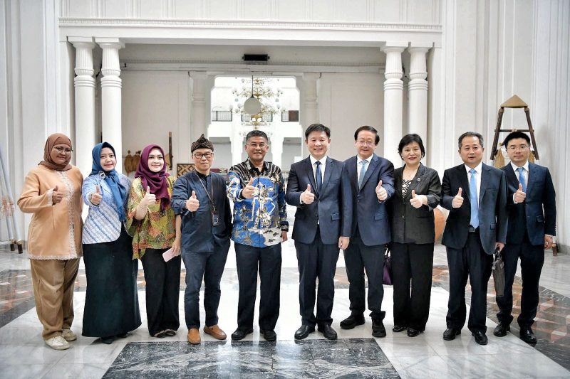 Wakil Gubernur Jawa Barat Erwan Setiawan bersama delegasi Provinsi Henan, China, di Gedung Sate, Bandung. (Foto: Humas Jabar) 
