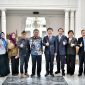 Wakil Gubernur Jawa Barat Erwan Setiawan bersama delegasi Provinsi Henan, China, di Gedung Sate, Bandung. (Foto: Humas Jabar) 