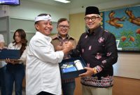 Sekda Jawa Barat Herman Suryatman bersama Wali Kota Bandung Muhammad Farhan saat kunjungan Hari Pelanggan Nasional di bank bjb KCP Tamansari. (Foto: Humas Jabar)