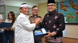 Sekda Jawa Barat Herman Suryatman bersama Wali Kota Bandung Muhammad Farhan saat kunjungan Hari Pelanggan Nasional di bank bjb KCP Tamansari. (Foto: Humas Jabar)