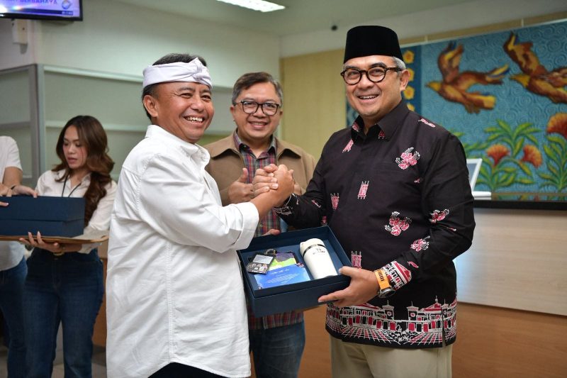 Sekda Jawa Barat Herman Suryatman bersama Wali Kota Bandung Muhammad Farhan saat kunjungan Hari Pelanggan Nasional di bank bjb KCP Tamansari. (Foto: Humas Jabar)