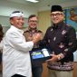 Sekda Jawa Barat Herman Suryatman bersama Wali Kota Bandung Muhammad Farhan saat kunjungan Hari Pelanggan Nasional di bank bjb KCP Tamansari. (Foto: Humas Jabar)