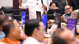 Sekda Jawa Barat Herman Suryatman menyampaikan pemanfaatan SADA Jabar dalam forum pemerintahan di Gedung Sate, Bandung. (Foto: Humas Jabar) 