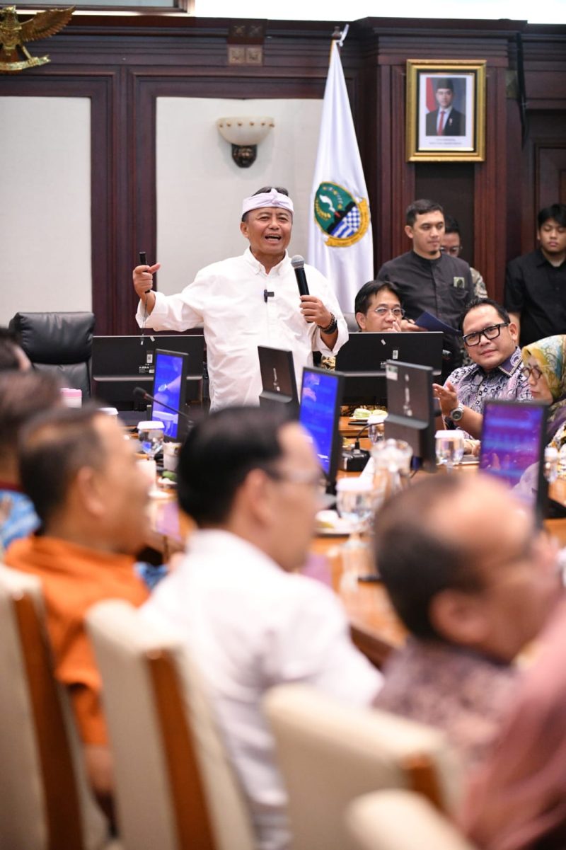 Sekda Jawa Barat Herman Suryatman menyampaikan pemanfaatan SADA Jabar dalam forum pemerintahan di Gedung Sate, Bandung. (Foto: Humas Jabar) 