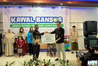 Pemprov Jabar menyalurkan bantuan beras dan bibit unggas kepada warga penerima manfaat di Purwakarta. (Foto: Humas Jabar) 