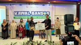 Pemprov Jabar menyalurkan bantuan beras dan bibit unggas kepada warga penerima manfaat di Purwakarta. (Foto: Humas Jabar) 