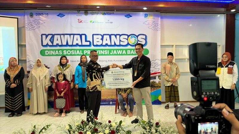 Pemprov Jabar menyalurkan bantuan beras dan bibit unggas kepada warga penerima manfaat di Purwakarta. (Foto: Humas Jabar) 