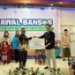 Pemprov Jabar menyalurkan bantuan beras dan bibit unggas kepada warga penerima manfaat di Purwakarta. (Foto: Humas Jabar) 