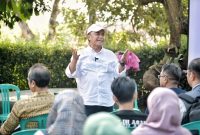 Sekda Jabar Herman Suryatman memberikan pengarahan kepada kepala desa di Kabupaten Sumedang. (Foto: Humas Jabar)