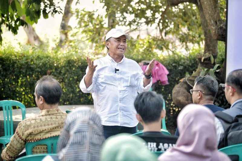 Sekda Jabar Herman Suryatman memberikan pengarahan kepada kepala desa di Kabupaten Sumedang. (Foto: Humas Jabar)