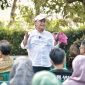 Sekda Jabar Herman Suryatman memberikan pengarahan kepada kepala desa di Kabupaten Sumedang. (Foto: Humas Jabar)