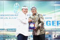 Sekda Jawa Barat Herman Suryatman bersama Kepala Kantor Regional III BKN Wahyu dalam Rapat Koordinasi Kepegawaian Tahun 2026 di Kota Bandung. (Foto: Humas Jabar)