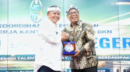 Sekda Jawa Barat Herman Suryatman bersama Kepala Kantor Regional III BKN Wahyu dalam Rapat Koordinasi Kepegawaian Tahun 2026 di Kota Bandung. (Foto: Humas Jabar)