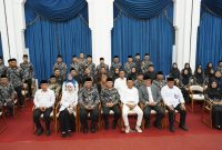 Gubernur Jawa Barat Dedi Mulyadi bersama kafilah Jabar yang mengikuti MTQ Nasional XXXI 2026. (Foto: Humas Jabar)