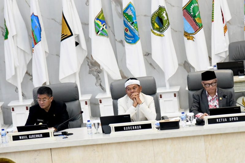 Gubernur Jawa Barat Dedi Mulyadi dan Wakil Gubernur Jawa Barat Erwan Setiawan mengikuti Rapat Paripurna DPRD Jabar di Kota Bandung. (Foto: Humas Jabar)