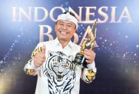Sekretaris Daerah Jawa Barat Herman Suryatman menerima apresiasi Kompas TV untuk Jawa Barat. (Foto: Humas Jabar) 