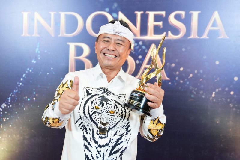 Sekretaris Daerah Jawa Barat Herman Suryatman menerima apresiasi Kompas TV untuk Jawa Barat. (Foto: Humas Jabar) 