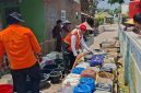 Warga mengantre bantuan air bersih yang datang ke Desa Jatilaksana, Kecamatan Pangkalan, Karawang, Jawa Barat

