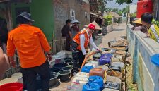 Warga mengantre bantuan air bersih yang datang ke Desa Jatilaksana, Kecamatan Pangkalan, Karawang, Jawa Barat