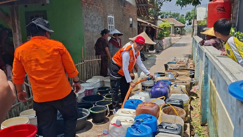 Warga mengantre bantuan air bersih yang datang ke Desa Jatilaksana, Kecamatan Pangkalan, Karawang, Jawa Barat

