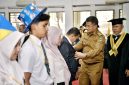 Wakil Gubernur Jawa Barat Erwan Setiawan memberikan motivasi kepada mahasiswa baru IKOPIN dalam kegiatan PK2MB 2026 di Kabupaten Sumedang. (Foto: Humas Jabar)