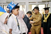 Wakil Gubernur Jawa Barat Erwan Setiawan memberikan motivasi kepada mahasiswa baru IKOPIN dalam kegiatan PK2MB 2026 di Kabupaten Sumedang. (Foto: Humas Jabar)