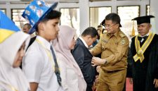 Wakil Gubernur Jawa Barat Erwan Setiawan memberikan motivasi kepada mahasiswa baru IKOPIN dalam kegiatan PK2MB 2026 di Kabupaten Sumedang. (Foto: Humas Jabar)