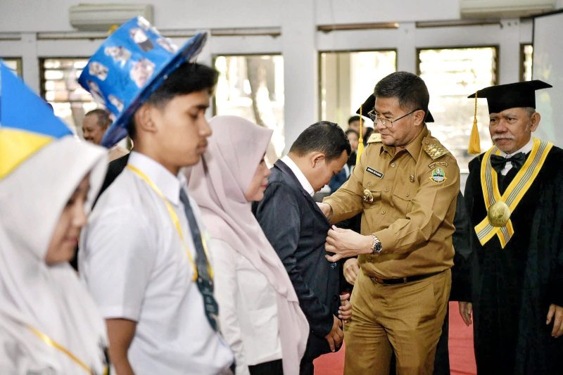 Wakil Gubernur Jawa Barat Erwan Setiawan memberikan motivasi kepada mahasiswa baru IKOPIN dalam kegiatan PK2MB 2026 di Kabupaten Sumedang. (Foto: Humas Jabar)