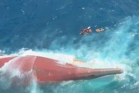Kondisi KM Virgo Transport 8 yang ditemukan dalam kondisi terbalik di wilayah laut jawa(KOMPAS.COM/Nur Khalis)

