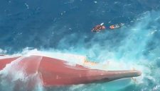 Kondisi KM Virgo Transport 8 yang ditemukan dalam kondisi terbalik di wilayah laut jawa(KOMPAS.COM/Nur Khalis)

