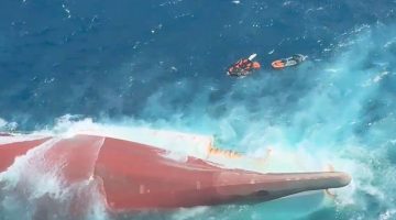 Kondisi KM Virgo Transport 8 yang ditemukan dalam kondisi terbalik di wilayah laut jawa(KOMPAS.COM/Nur Khalis)

