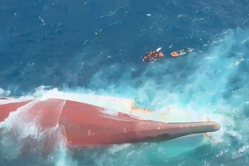 Kondisi KM Virgo Transport 8 yang ditemukan dalam kondisi terbalik di wilayah laut jawa(KOMPAS.COM/Nur Khalis)

