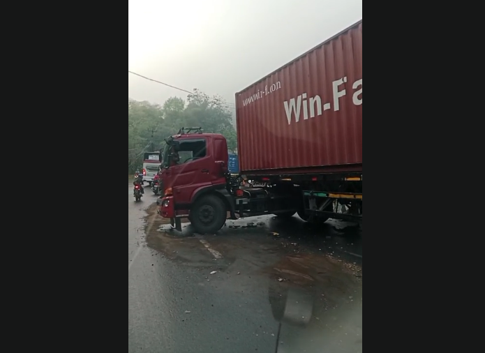 Kecelakaan mobil terjadi di Jalan Nagreg arah Garut-Tasikmalaya, Sabtu (19/9/2026). Kronologi dan kondisi korban masih menunggu informasi resmi. (Tangkapan Layar Netizen)