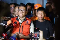 Gubernur Banten Andra Soni Doakan dan Dampingi Keluarga Jurnalis di Posko SAR Carita (Istw)