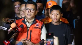 Gubernur Banten Andra Soni Doakan dan Dampingi Keluarga Jurnalis di Posko SAR Carita (Istw)