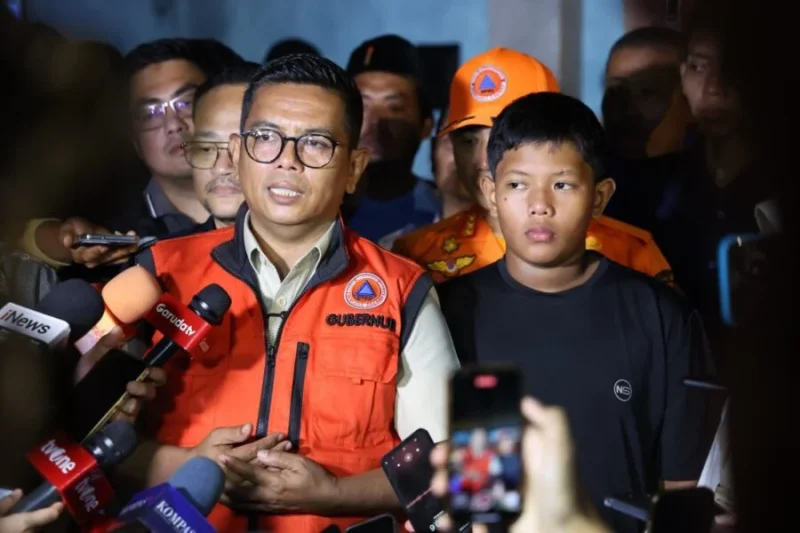 Gubernur Banten Andra Soni Doakan dan Dampingi Keluarga Jurnalis di Posko SAR Carita (Istw)