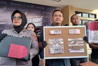 Kasatreskrim Polresta Bandung Kompol Dwi Rio Andrian menyampaikan keteranga pers terkait pengungkapan kasus produksi dan peredaran uang palsu