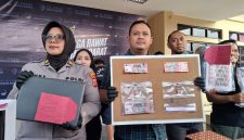 Kasatreskrim Polresta Bandung Kompol Dwi Rio Andrian menyampaikan keteranga pers terkait pengungkapan kasus produksi dan peredaran uang palsu