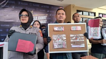 Kasatreskrim Polresta Bandung Kompol Dwi Rio Andrian menyampaikan keteranga pers terkait pengungkapan kasus produksi dan peredaran uang palsu
